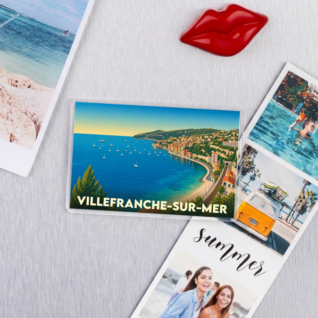 Magnet souvenir de la ville de Villefranche-sur-Mer avec une illustration stylisée de sa baie.