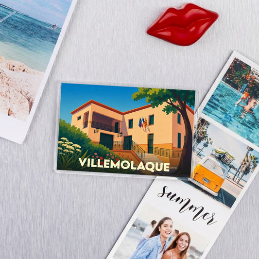 Magnet souvenir de la ville de Villemolaque avec une illustration stylisée de sa mairie.