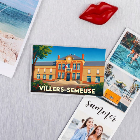 Magnet souvenir de la ville de Villers-Semeuse avec une illustration stylisée de son hôtel de ville.