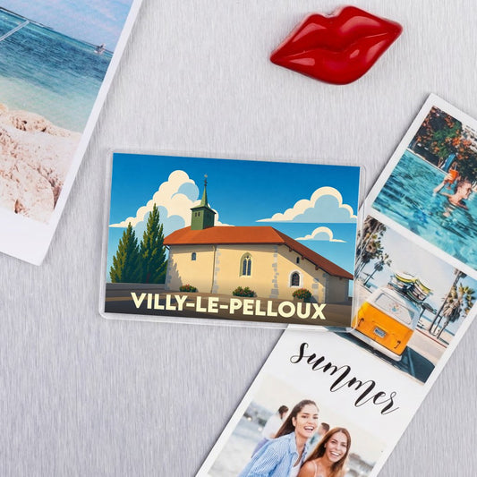Magnet souvenir de la ville de Villy-le-Pelloux avec une illustration stylisée de son église.