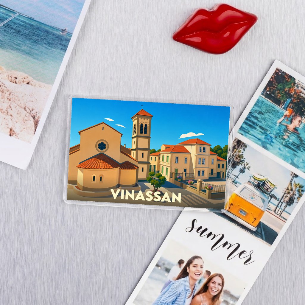 Magnet souvenir de la ville de Vinassan avec une illustration stylisée de son église et de ses bâtiments typiques.