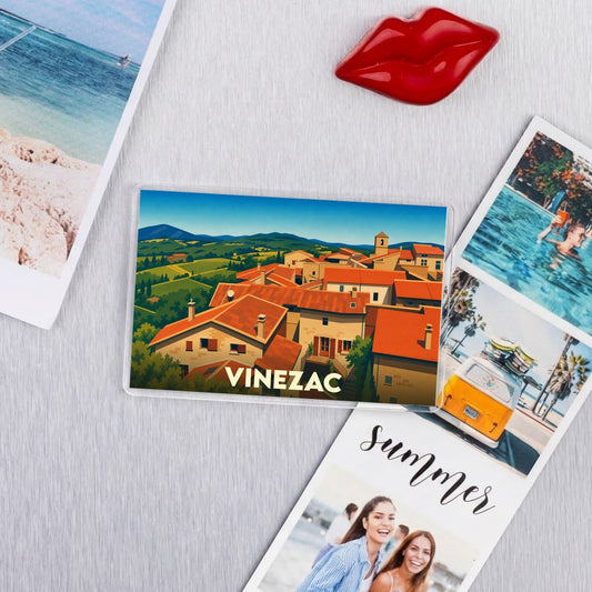 Magnet souvenir de la ville de Vinezac avec une illustration stylisée d'un village provençal.