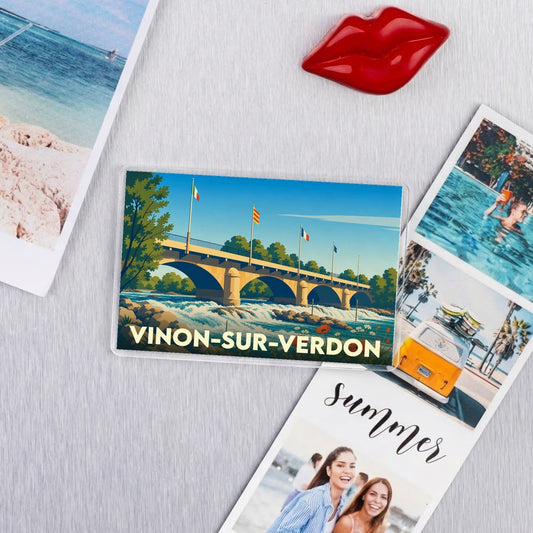 Magnet souvenir de la ville de Vinon-sur-Verdon avec une illustration stylisée d'un pont sur une rivière.