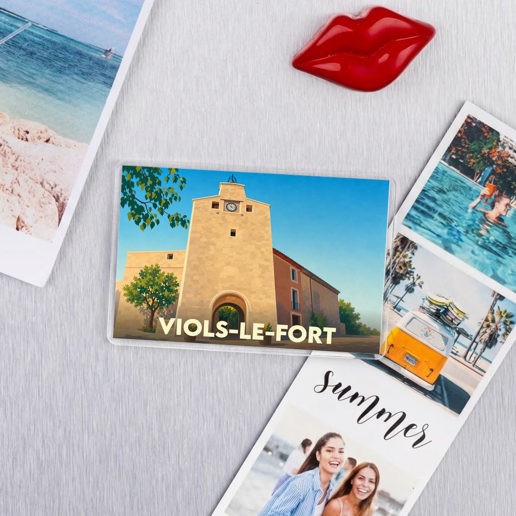 Magnet souvenir de la ville de Viols-le-Fort avec une illustration stylisée de son clocher.