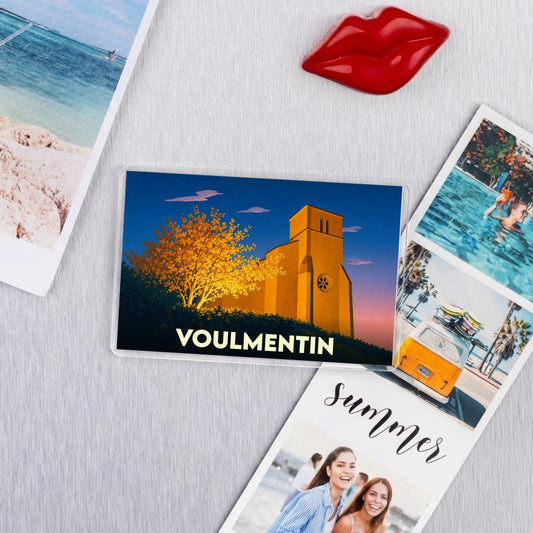 Magnet souvenir de la ville de Voulmentin avec une illustration stylisée.
