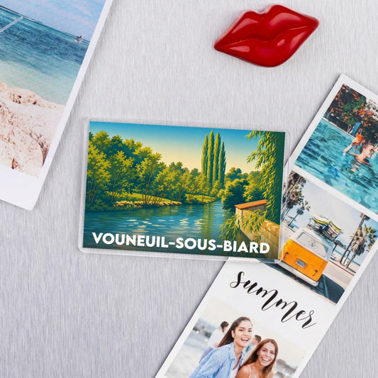 Magnet souvenir de la ville de Vouneuil-sous-Biard avec une illustration stylisée d'un paysage de rivière.