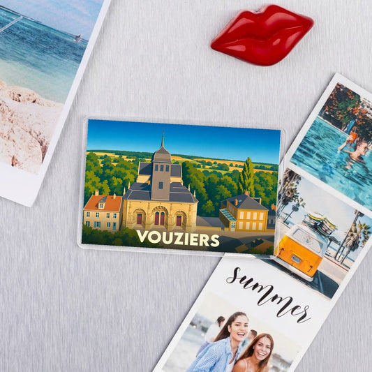 Magnet souvenir de la ville de Vouziers avec une illustration stylisée de son église et de ses environs.