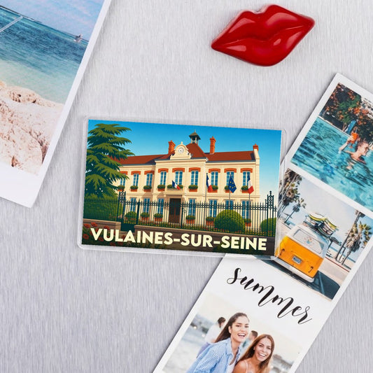 Magnet rectangulaire souvenir de la ville de Vulaines-sur-Seine avec une illustration stylisée de sa mairie.