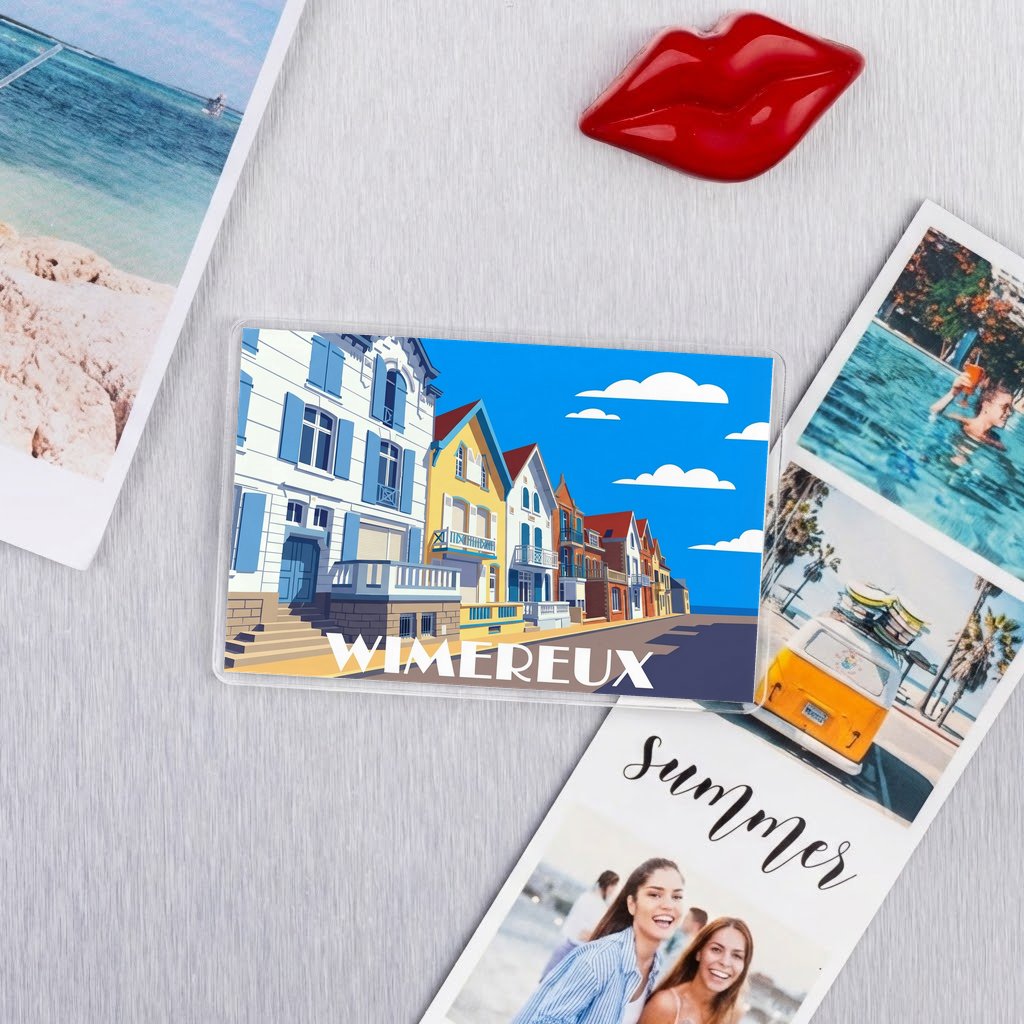 Magnet souvenir de la ville de Wimereux avec une illustration stylisée de maisons colorées.
