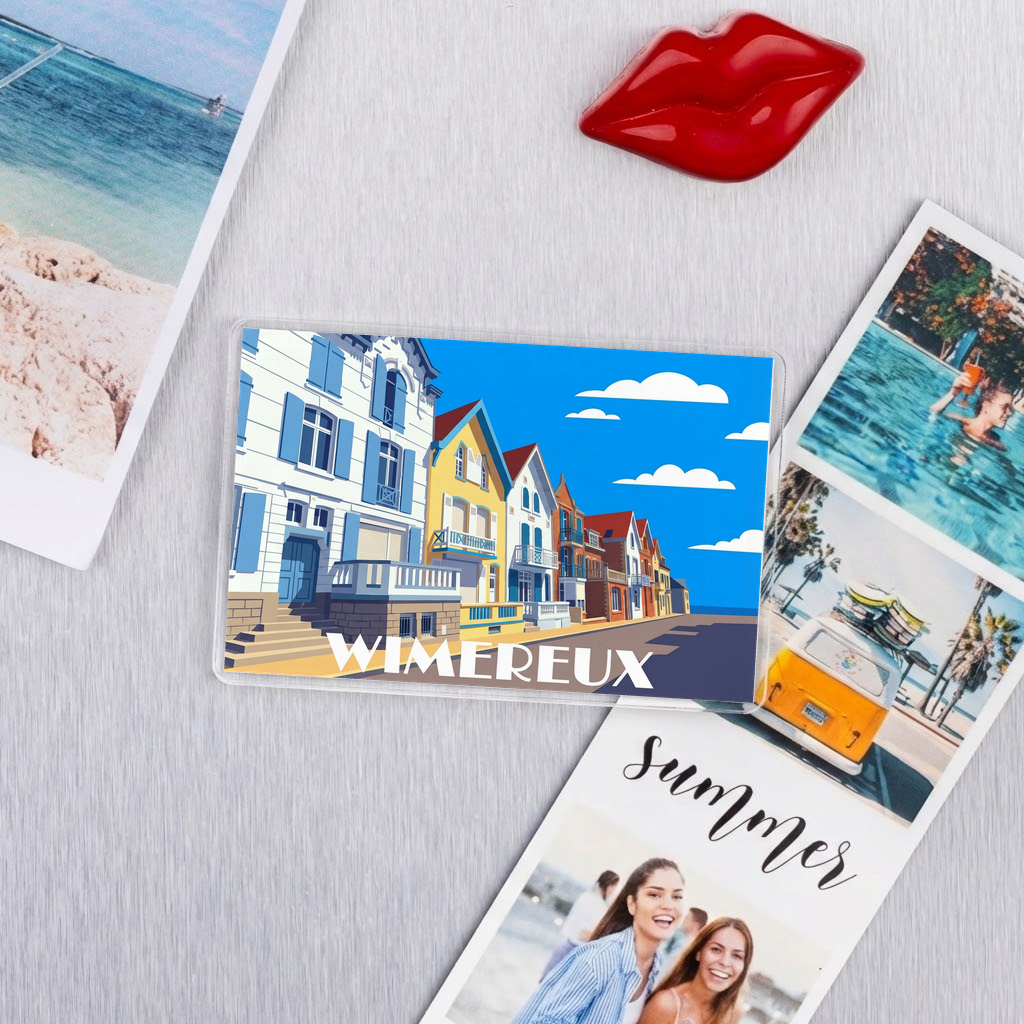 Magnet souvenir de la ville de Wimereux avec une illustration stylisée de maisons colorées.