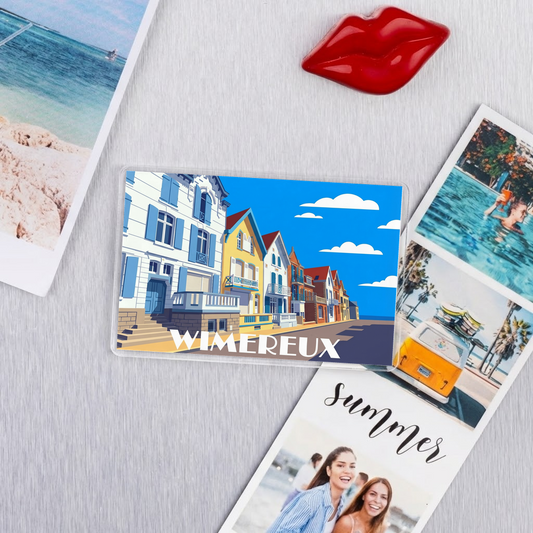 Magnet souvenir de la ville de Wimereux avec une illustration stylisée de maisons colorées.