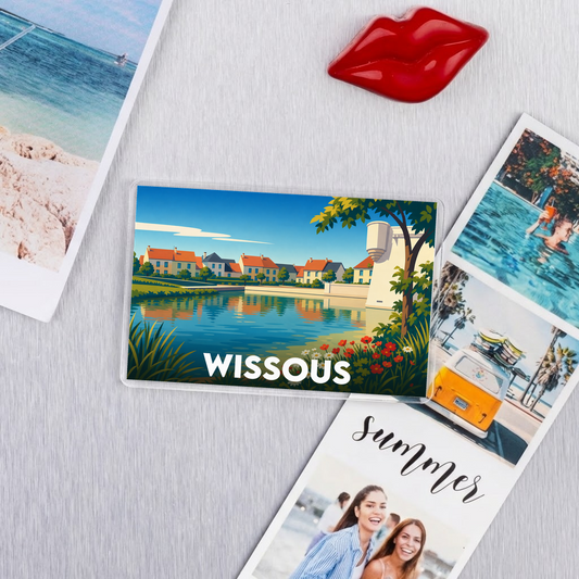 Magnet souvenir de la ville de Wissous avec une illustration colorée d'un paysage urbain au bord de l'eau.
