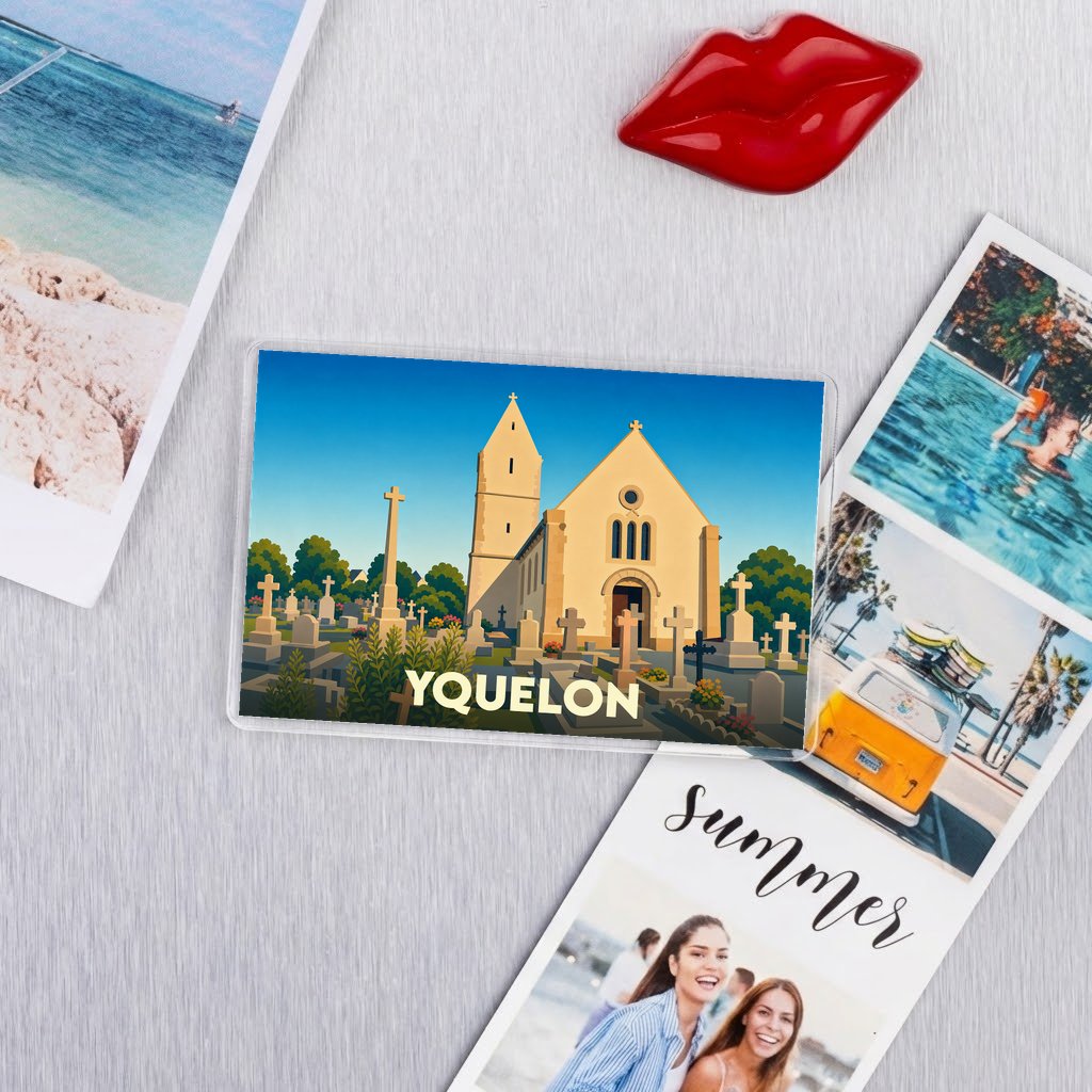 Magnet souvenir de la ville de Yquelon avec une illustration stylisée de son église et de son cimetière.