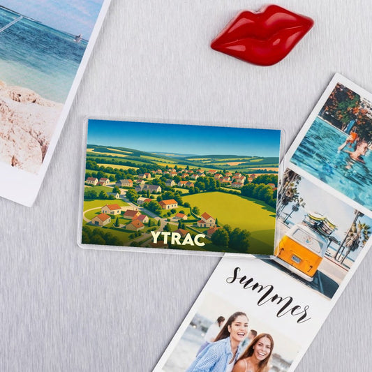Magnet souvenir de la ville d'Ytrac avec une illustration stylisée d'un village vallonné.