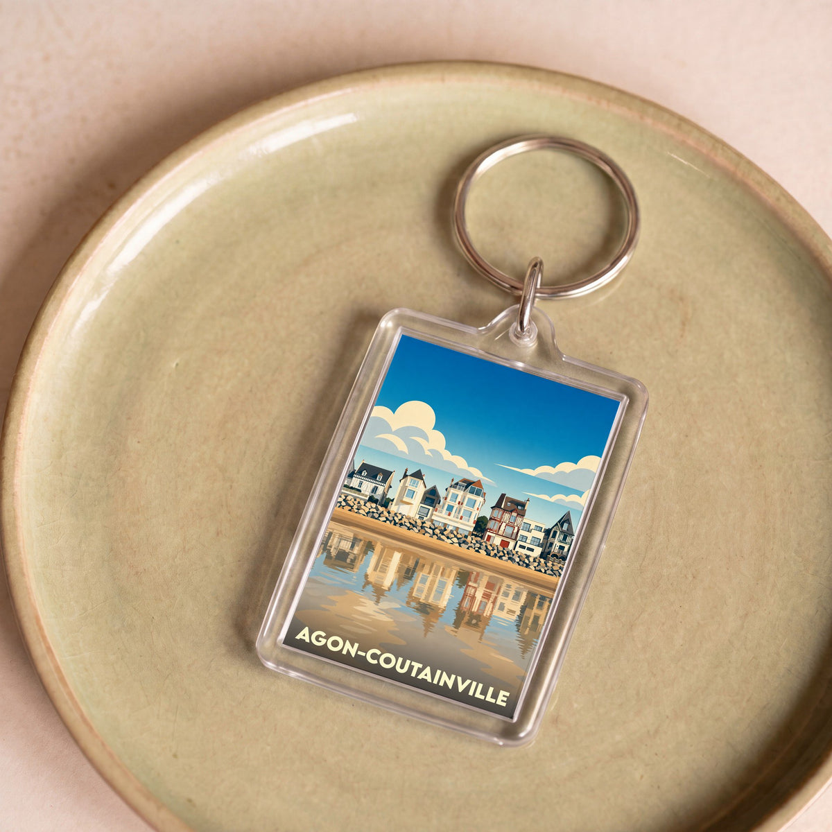 Porte-clés souvenir d'Agon-Coutainville illustrant ses villas colorées en bord de mer.