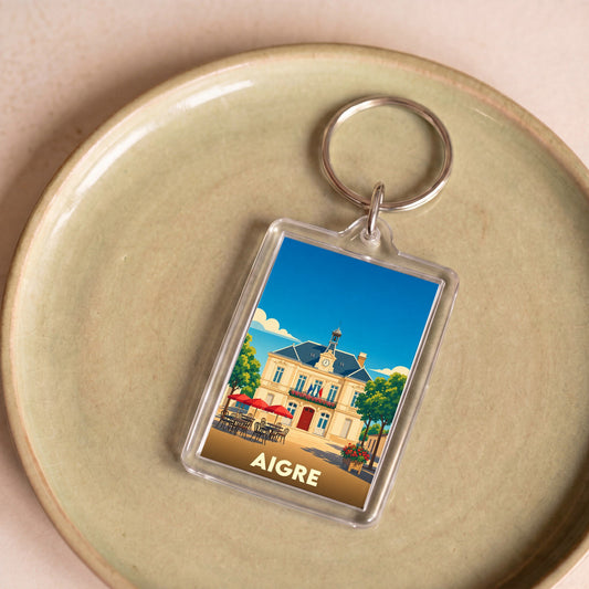 Porte-clés souvenir de la ville d'Aigre avec une illustration stylisée de son hôtel de ville.