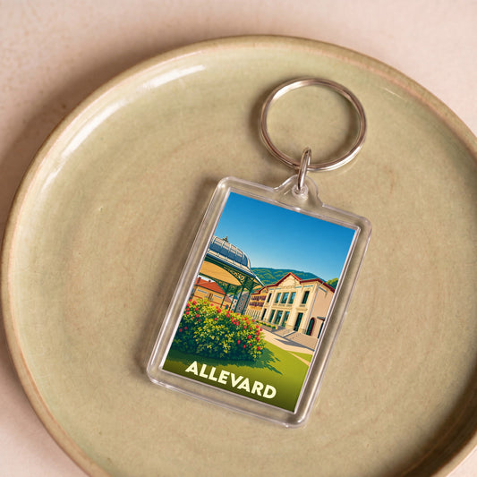 Porte-clés souvenir de la ville d'Allevard avec une illustration stylisée.