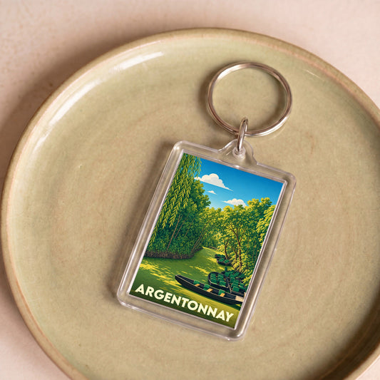 Porte-clés souvenir de la ville d'Argentonnay avec une illustration stylisée d'une rivière bordée de verdure.