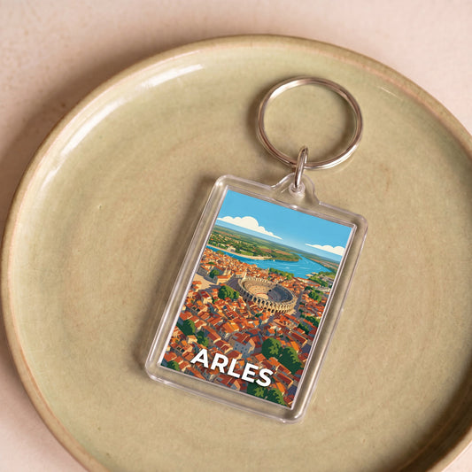 Porte-clés souvenir de la ville d'Arles avec une illustration stylisée.