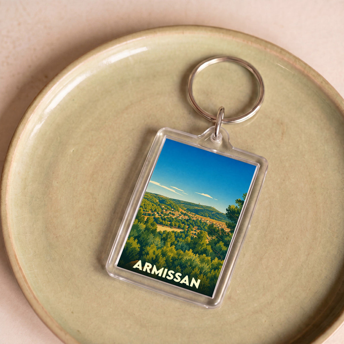Porte-clés souvenir de la ville d'Armissan avec une illustration stylisée de son paysage.