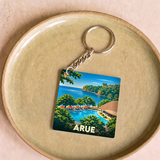 Porte-clés souvenir de la ville d'Arue avec une illustration stylisée d'un paysage côtier tropical.