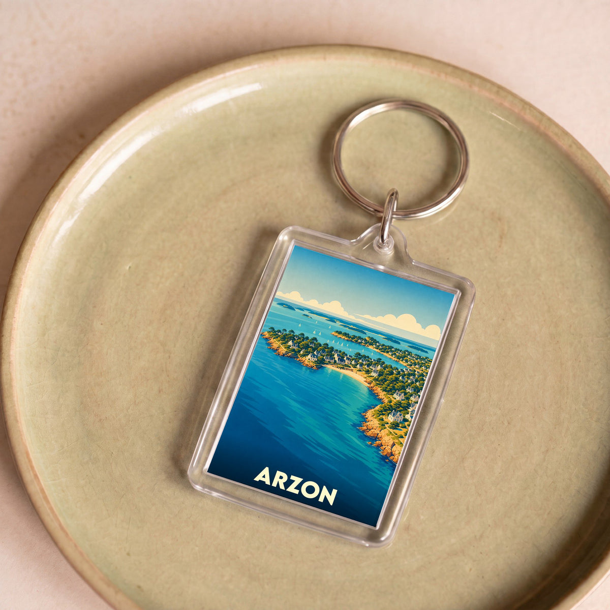 Porte-clés souvenir de la ville d'Arzon avec une illustration stylisée de son littoral.