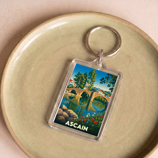 Porte-clés souvenir de la ville d'Ascain avec une illustration stylisée de son pont romain.