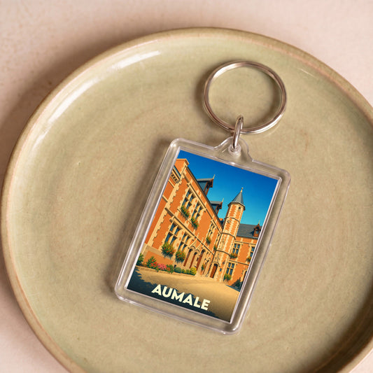 Porte-clés souvenir de la ville d'Aumale avec une illustration stylisée de son hôtel de ville.