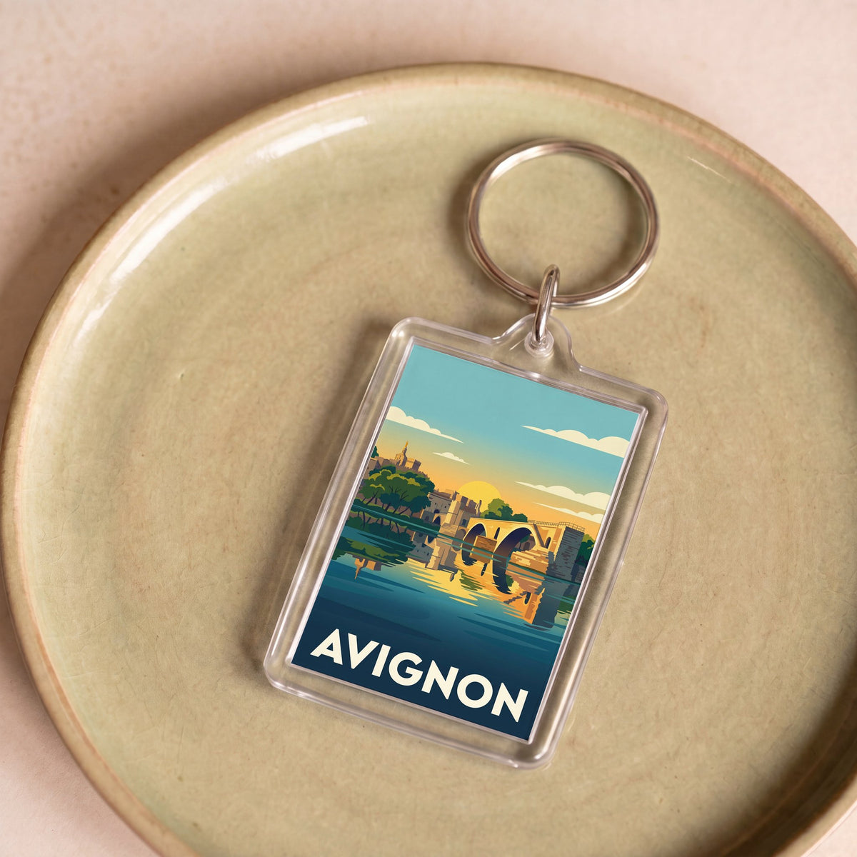 Porte-clés souvenir de la ville d'Avignon présentant une illustration stylisée et colorée.