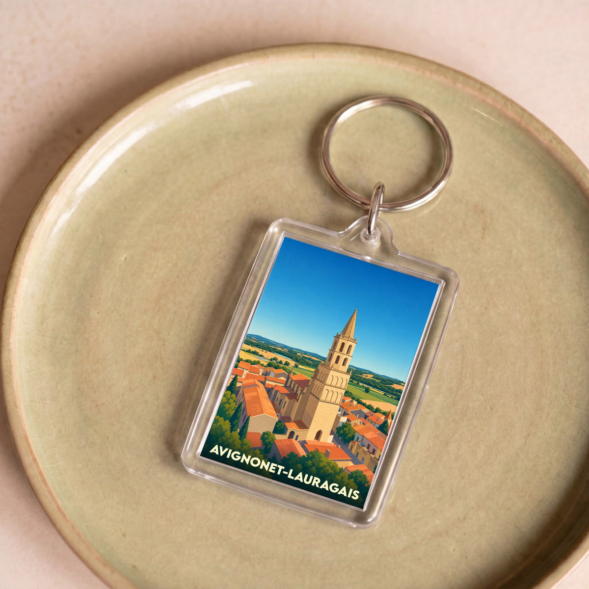 Porte-clés souvenir de la ville d'Avignonet-Lauragais avec une illustration stylisée de son église.