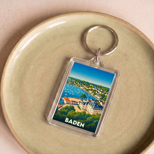 Porte-clés souvenir de la ville de Baden avec une illustration stylisée d'un port côtier.