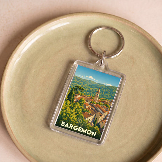 Porte-clés souvenir de la ville de Bargemon avec une illustration stylisée de son village provençal.