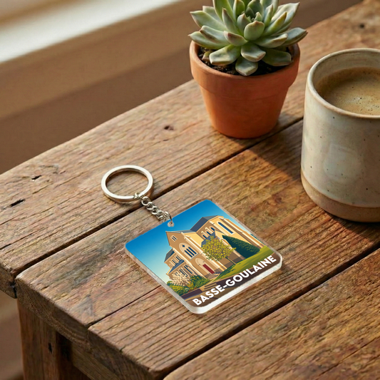 Porte-clés souvenir de la ville de Basse-Goulaine avec une illustration stylisée de son église.