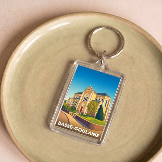 Porte-clés souvenir de la ville de Basse-Goulaine avec une illustration stylisée de son église.
