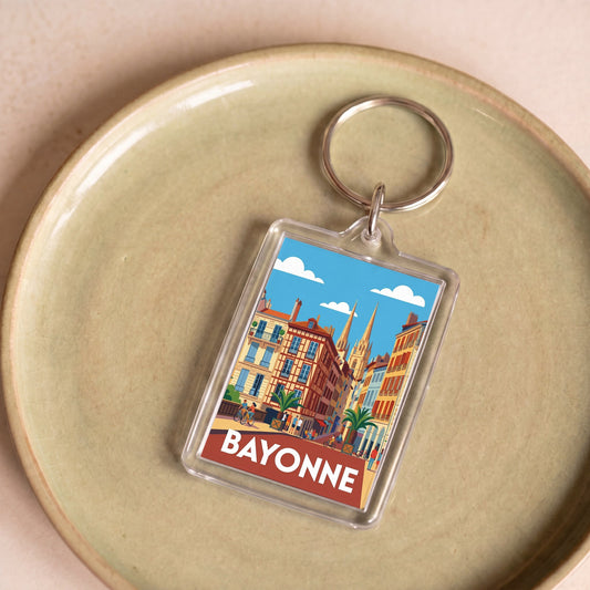 Porte-clés souvenir de la ville de Bayonne avec une illustration stylisée et colorée.