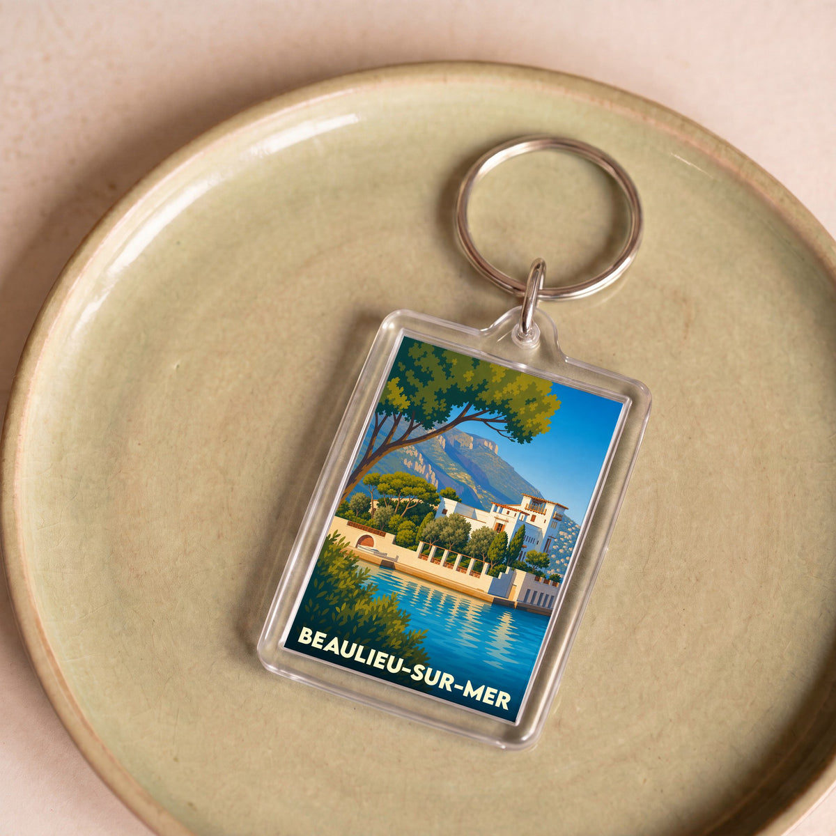 Porte-clés souvenir de la ville de Beaulieu-sur-Mer avec une illustration stylisée du littoral.