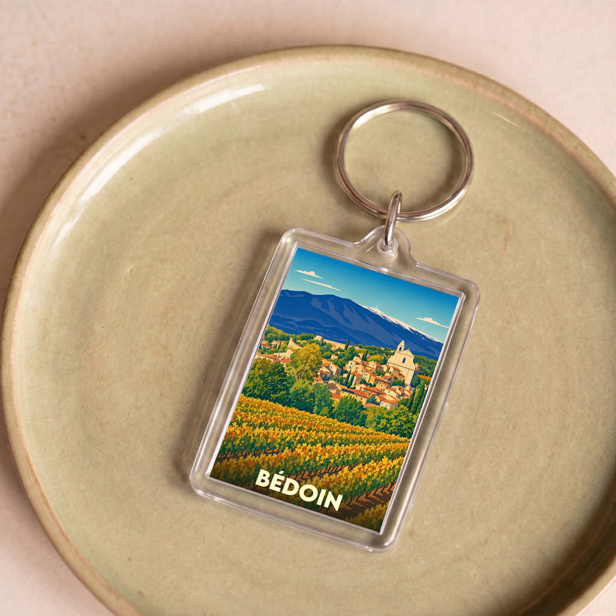 Porte-clés souvenir de la ville de Bédoin avec une illustration stylisée.