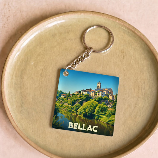 Porte-clés souvenir de la ville de Bellac avec une illustration stylisée.