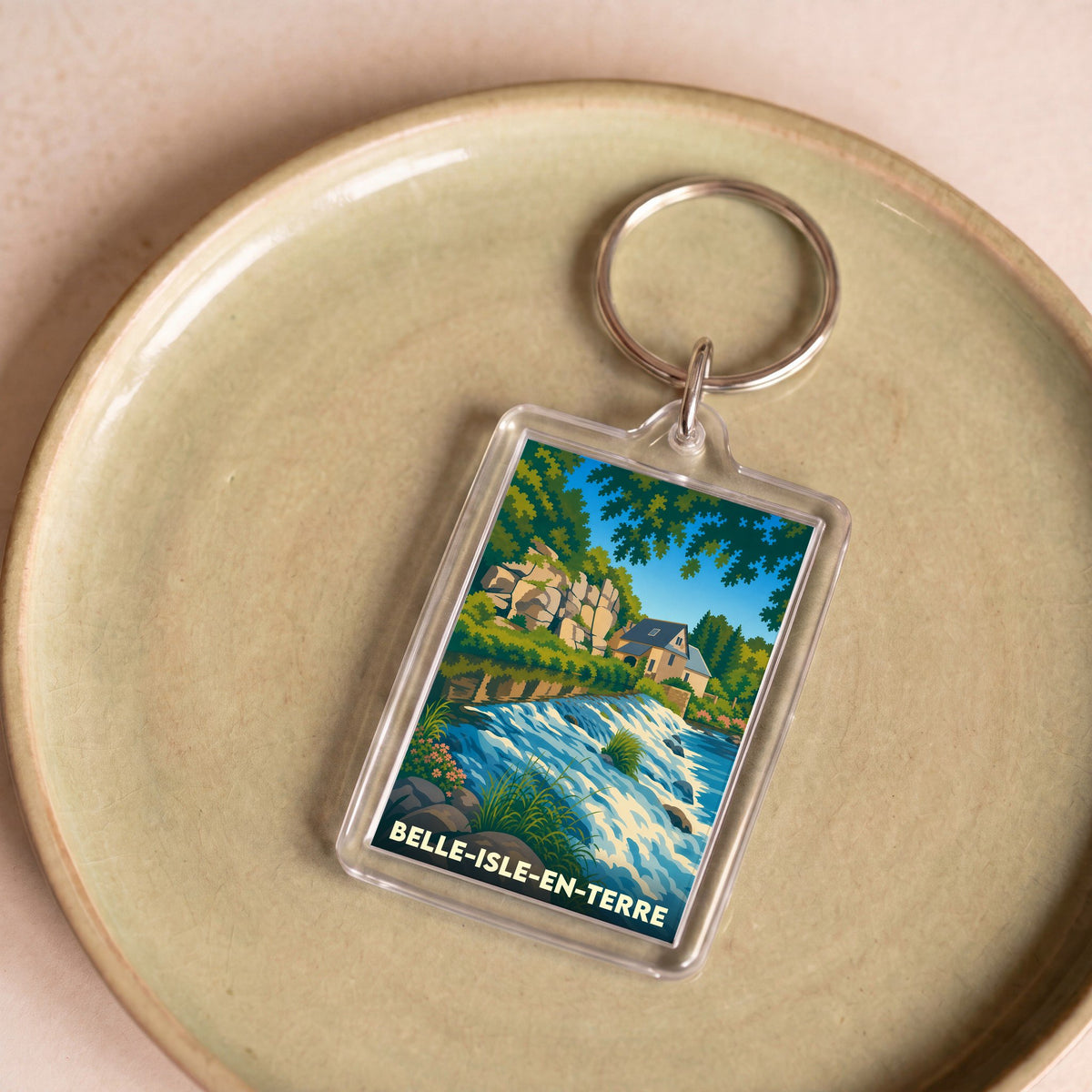 Porte-clés souvenir de la ville de Belle-Isle-en-Terre avec une illustration stylisée d'un moulin et d'une cascade.