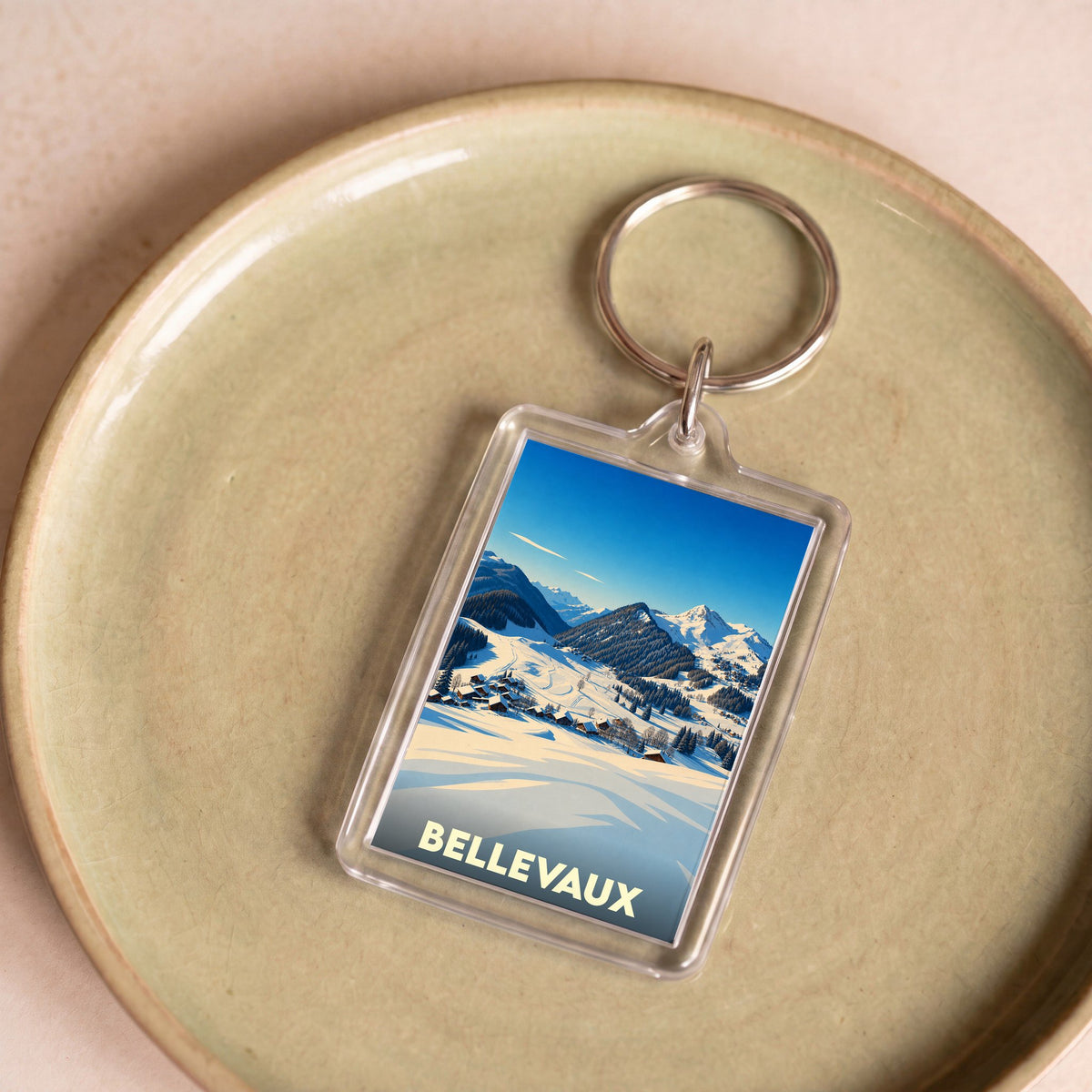 Porte-clés souvenir de la ville de Bellevaux avec une illustration hivernale stylisée.