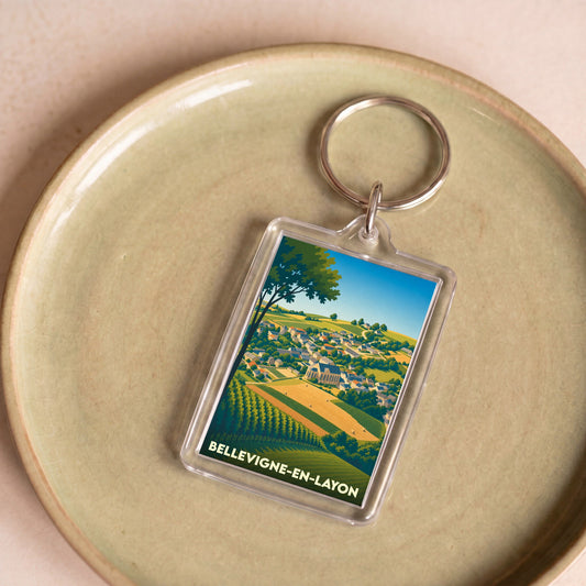 Porte-clés souvenir de la ville de Bellevigne-en-Layon avec une illustration stylisée de son paysage rural.