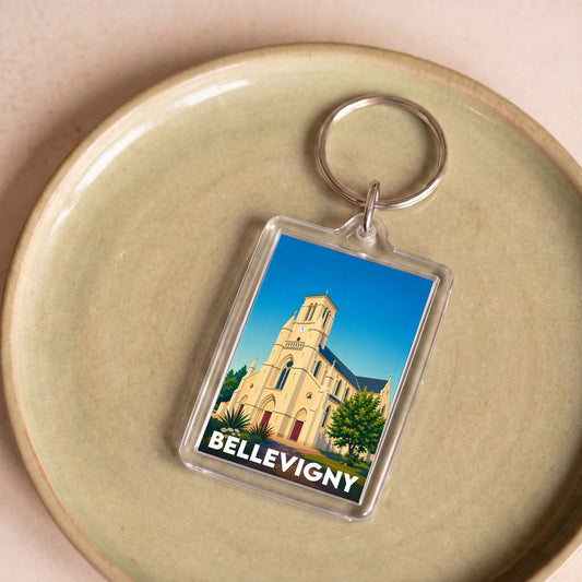 Porte-clés souvenir de la ville de Bellevigny avec une illustration stylisée de son église.