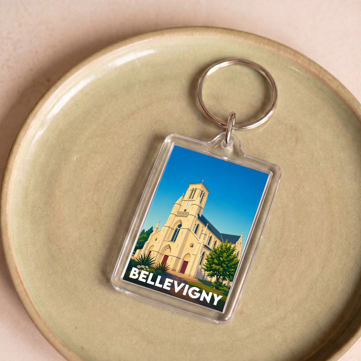 Porte-clés souvenir de la ville de Bellevigny avec une illustration stylisée de son église.