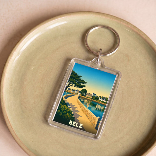 Porte-clés souvenir de la ville de Belz avec une illustration stylisée de son littoral.