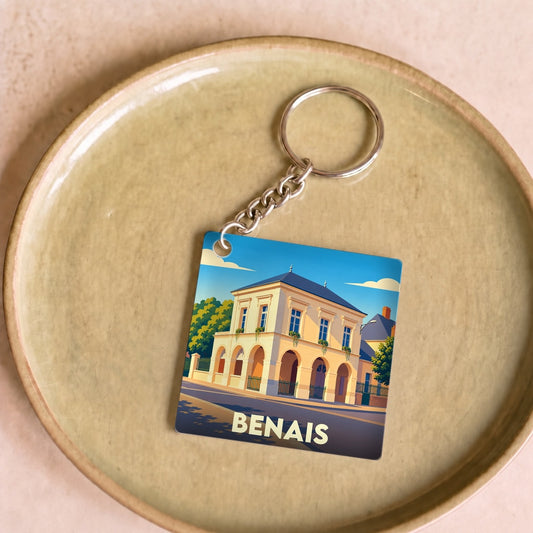 Porte-clés souvenir de la ville de Benais avec une illustration stylisée de sa mairie.