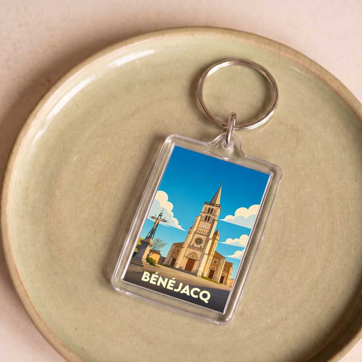 Porte-clés souvenir de la ville de Bénéjacq avec une illustration stylisée de son église.