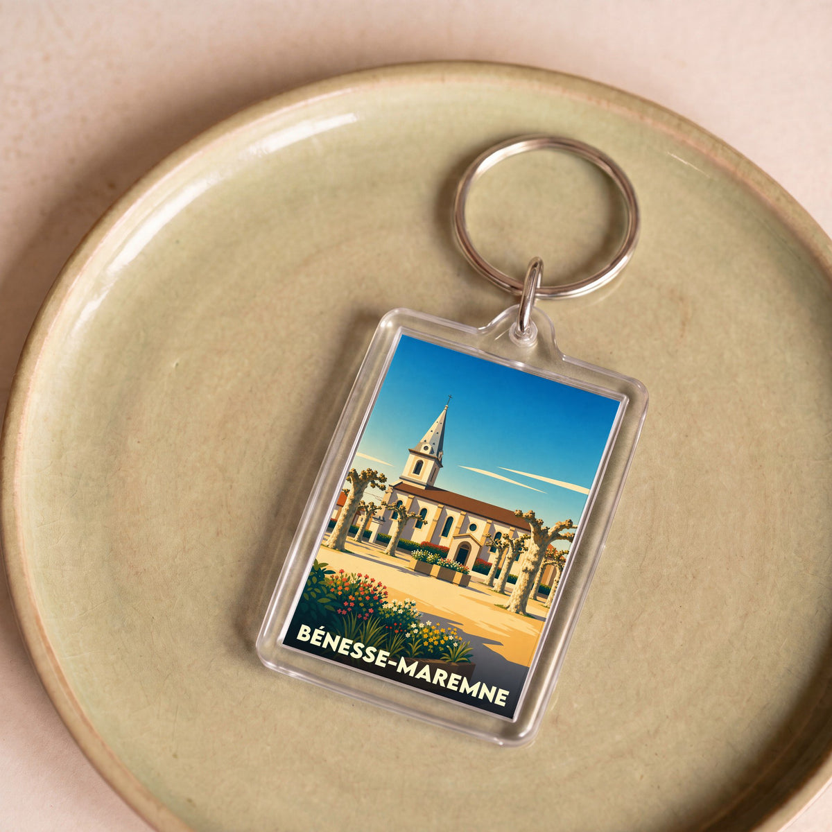 Porte-clés souvenir de la ville de Bénesse-Maremne avec une illustration stylisée de son église.