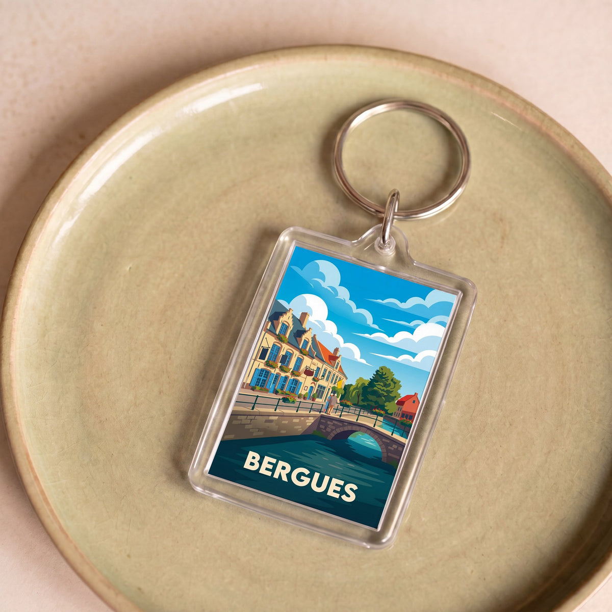 Porte-clés souvenir de la ville de Bergues avec une illustration stylisée.