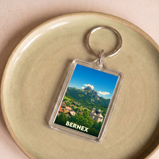 Porte-clés souvenir de la ville de Bernex avec une illustration stylisée de ses montagnes et son village.