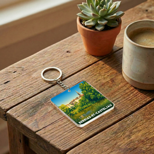 Porte-clés souvenir de la ville de Berrias-et-Casteljau avec une illustration stylisée du paysage local.